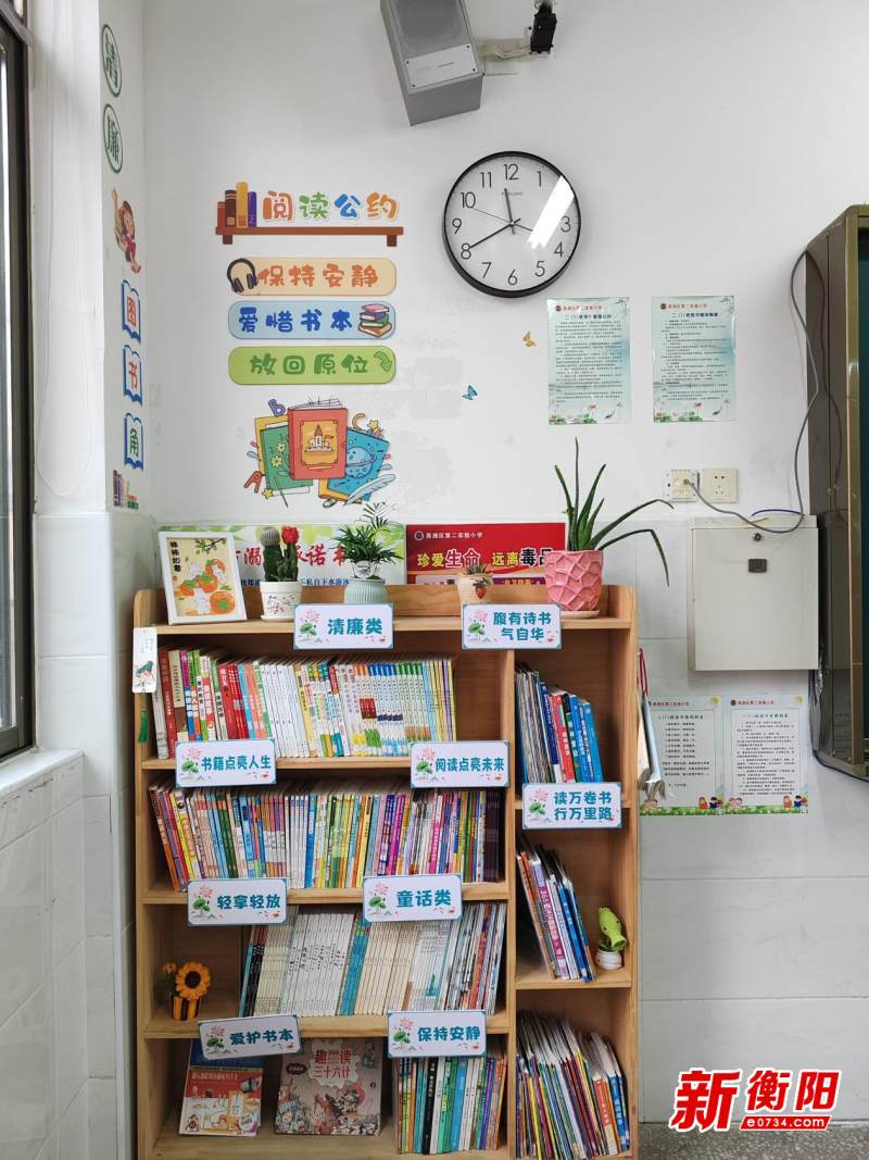 此次活动内容涵盖了布置班级图书角,班务栏,绿化角,荣誉角,卫生角