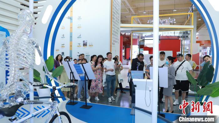4月15日，民众参观第四届中国国际消费品博览会国际健康消费分展区的创新药械。(博鳌乐城国际医疗旅游先行区供图)