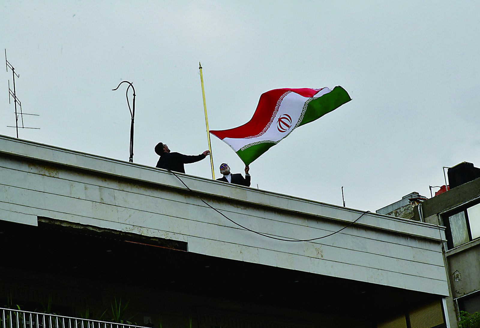 日,在叙利亚首都大马士革,伊朗驻叙利亚使馆领事部门新址升起伊朗国旗