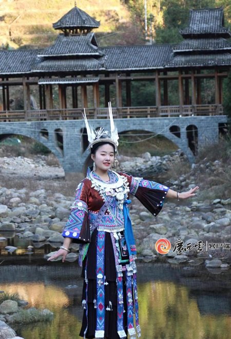 苗锦同银饰,刺绣,蜡染一起,被称为苗族四大服饰工艺.