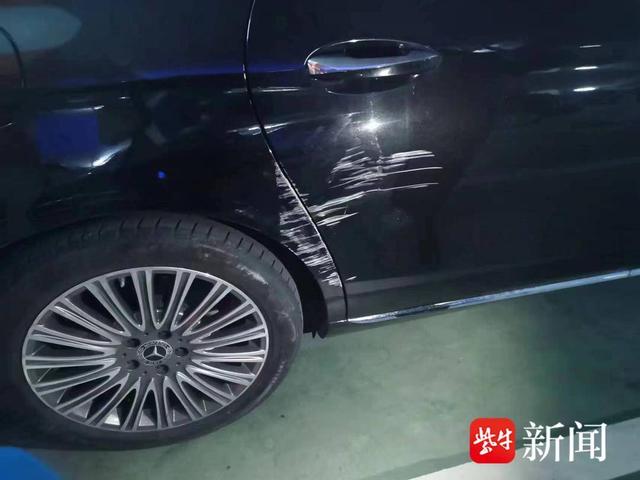 驾驶员操作不当,奔驰车车库内转弯撞上墙面