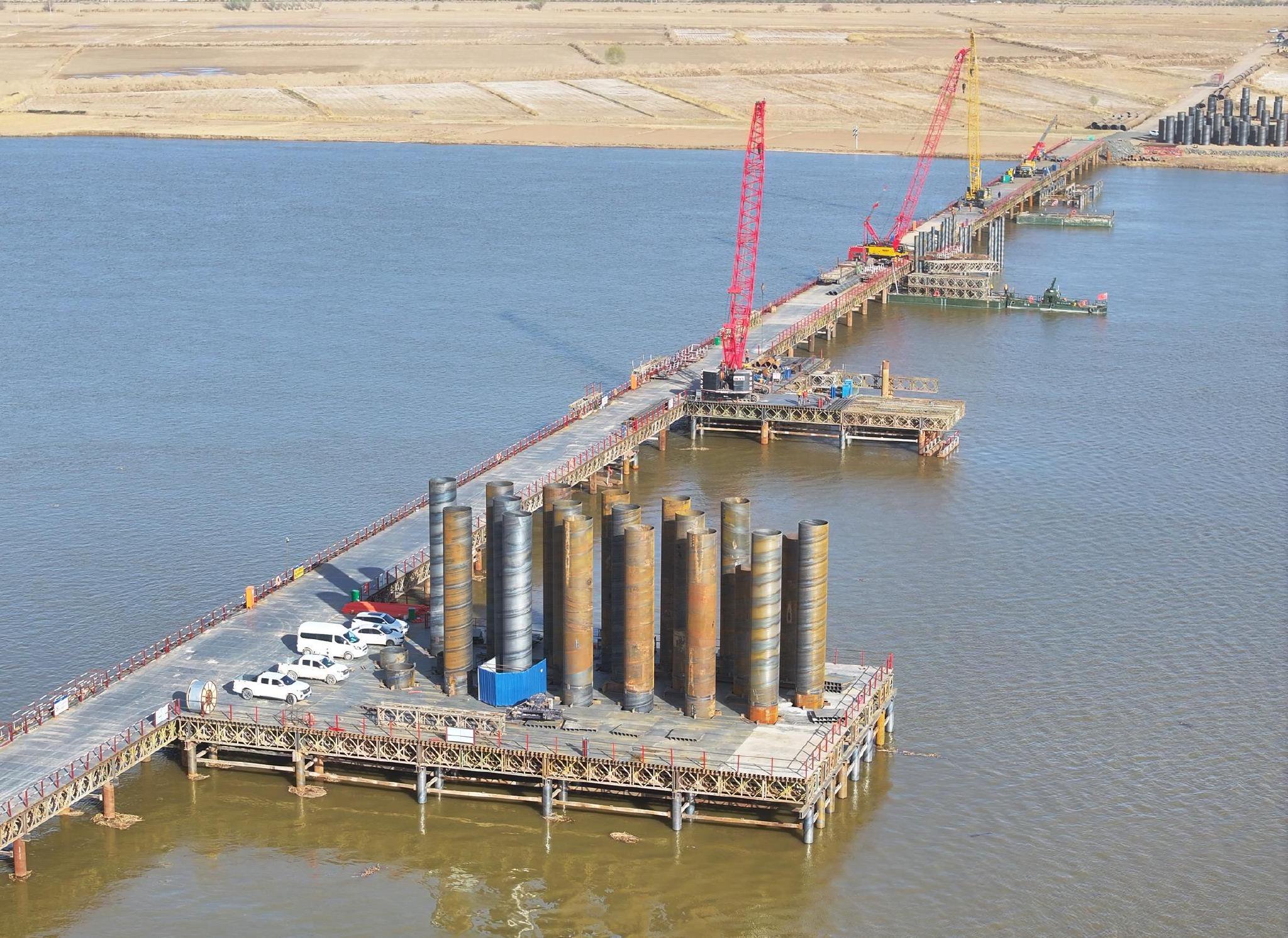 由中交二公局承建的110国道内蒙古自治区磴口黄河大桥项目钢栈桥全线