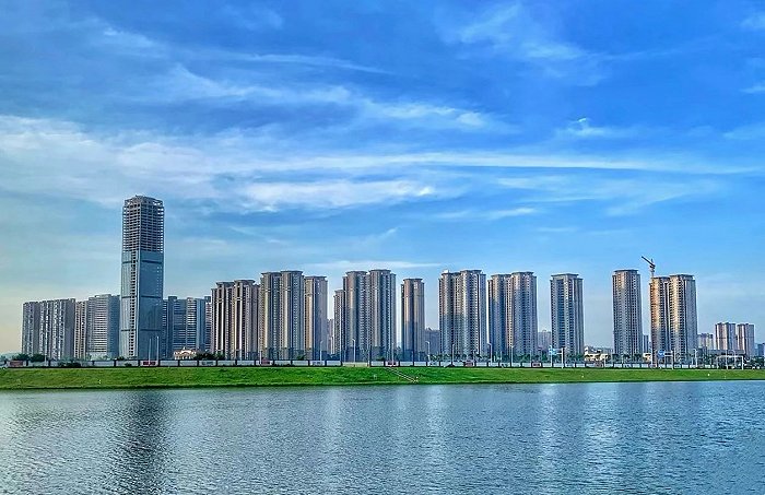 加宽的马路,新建的大桥和停车场,还有县城周边近年新修了好几处景观