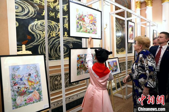 4月15日，库利科娃一行在参观中俄青少年友好画展。记者 赵隽 摄