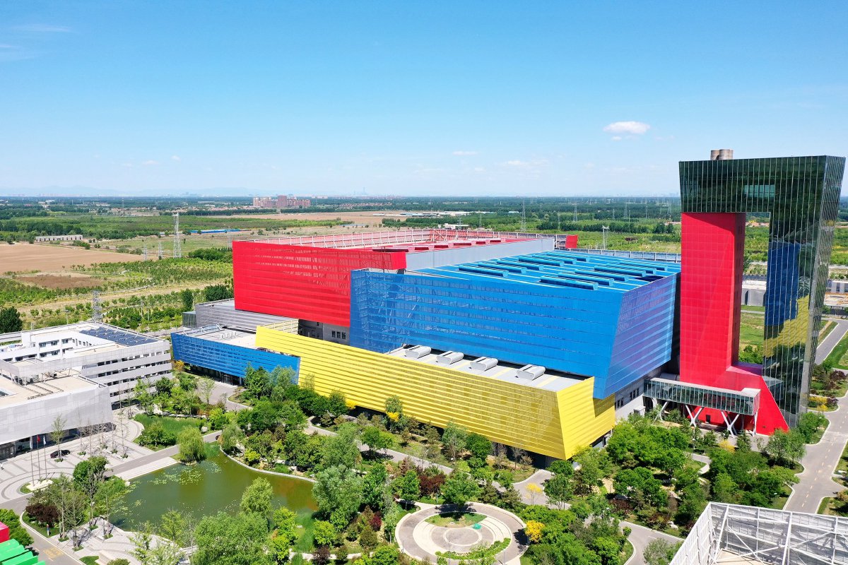 通州区再生能源发电厂环境优美洁净,红黄蓝三色生产大楼格外醒目.