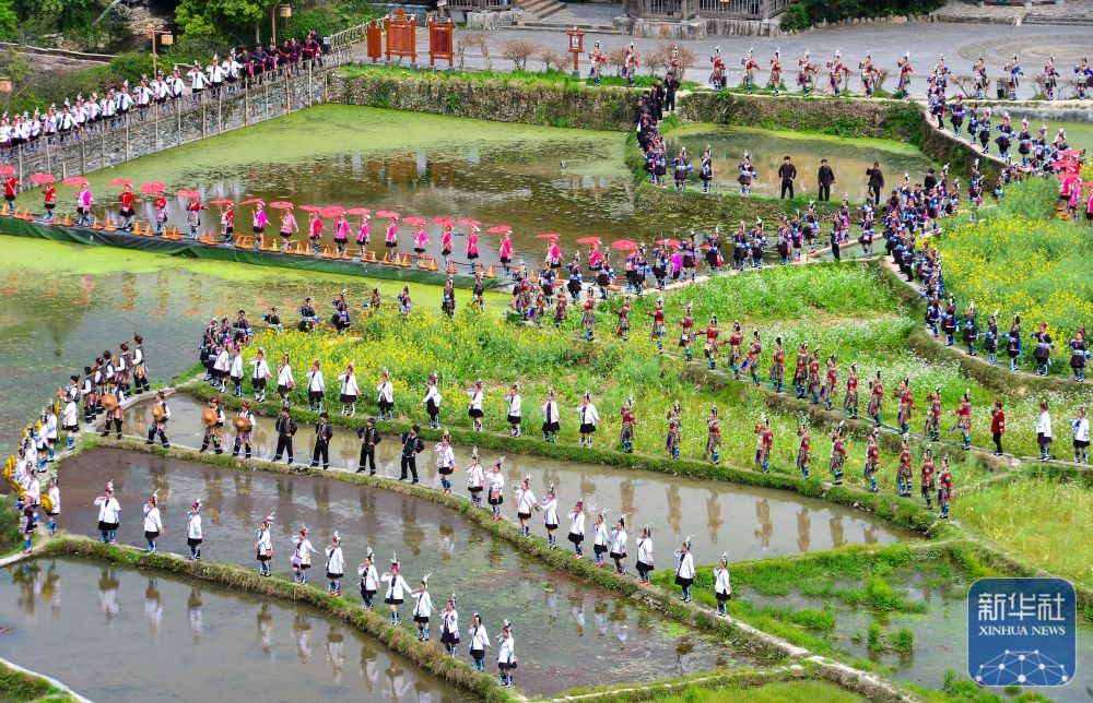 在贵州省黔东南苗族侗族自治州黎平县肇兴侗寨的田园中演唱侗族大歌