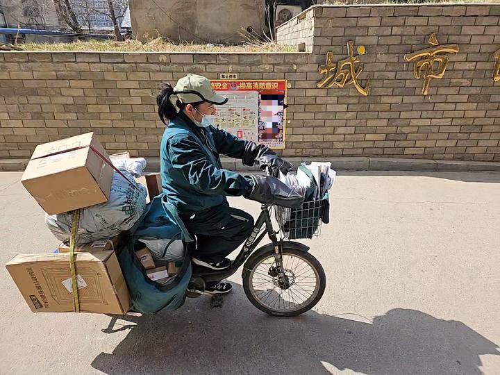 　　4月8日，沈阳一名快递员在小区内送件。新华社记者 于也童 摄