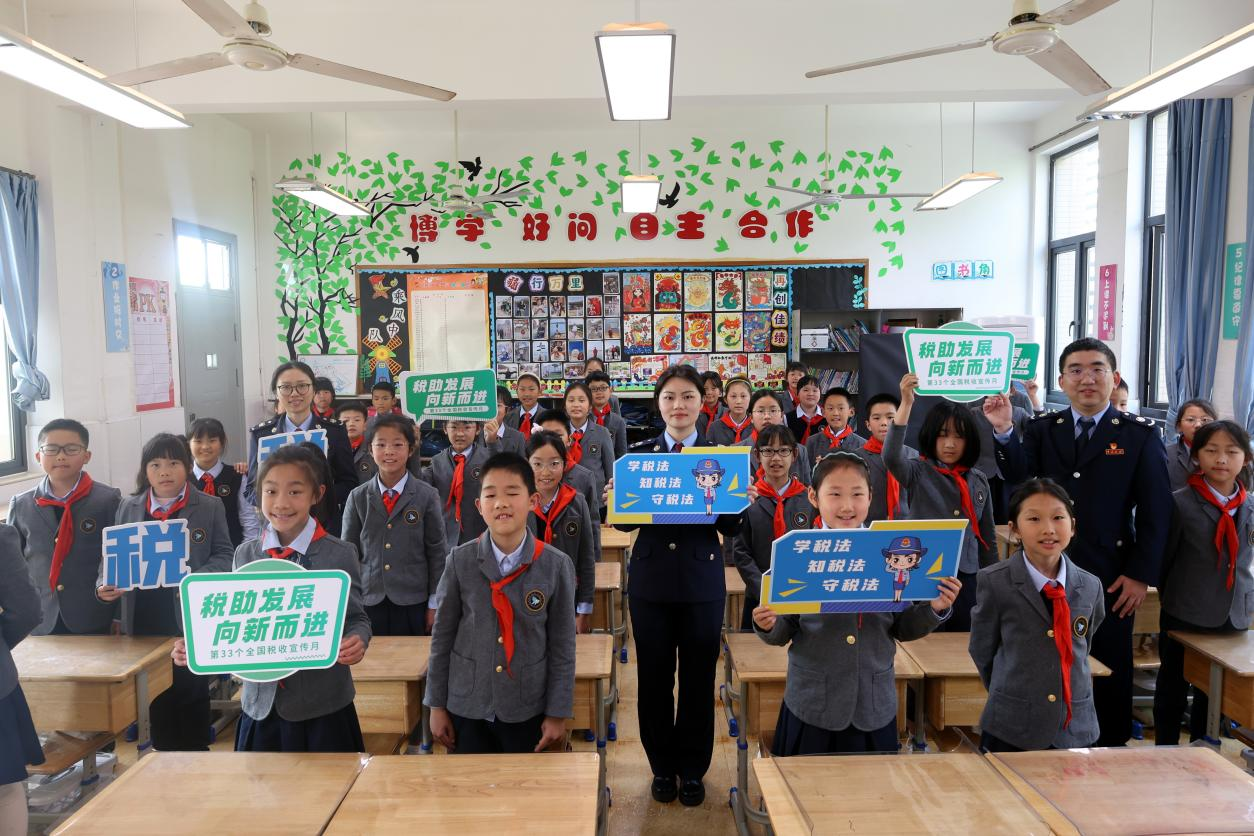 春风伴税行 浸润学子心