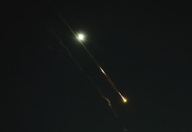 4月14日凌晨在耶路撒冷上空拍摄的以色列“铁穹”防空系统启动拦截的画面。新华社照片