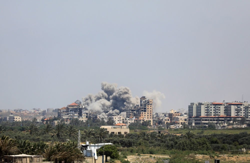 4月14日，在加沙地带中部努赛赖特难民营附近，以军轰炸后升起浓烟。新华社发（亚西尔·库迪摄）
