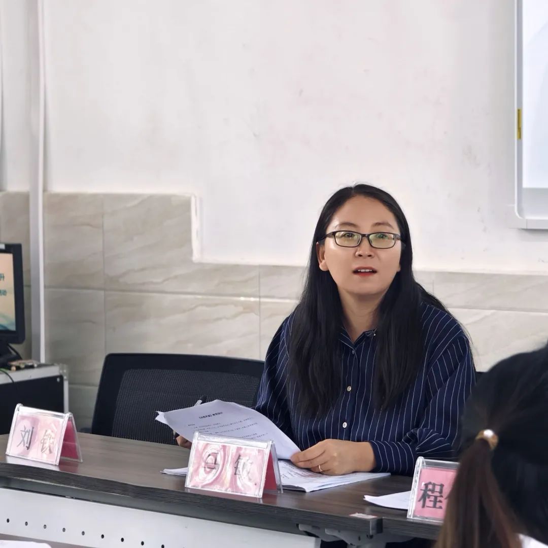 接着,程创立老师带来讲座《从素养做起,向深处漫溯—浅谈文本解读能力