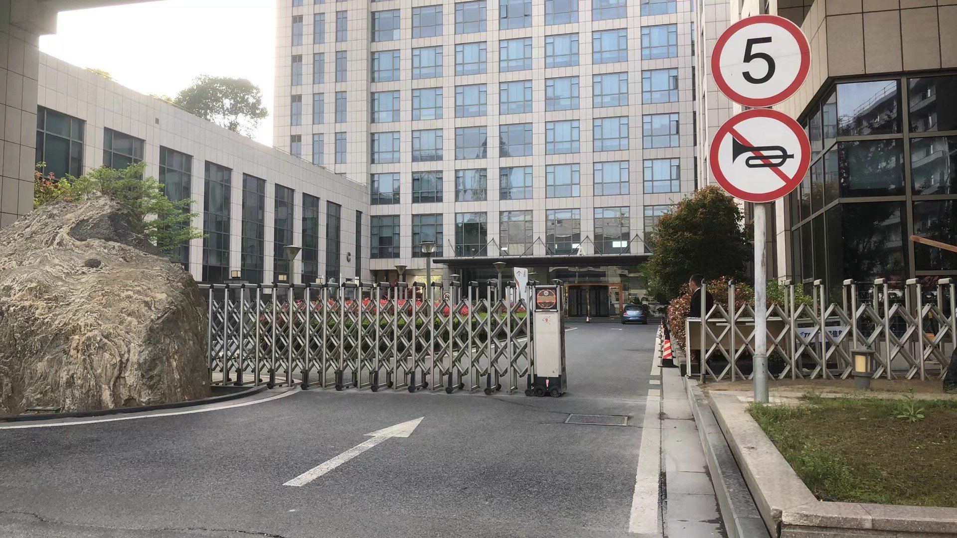 上海遥悠科技有限公司注册地所在大厦（图片来源：每经记者 黄辛旭 摄）