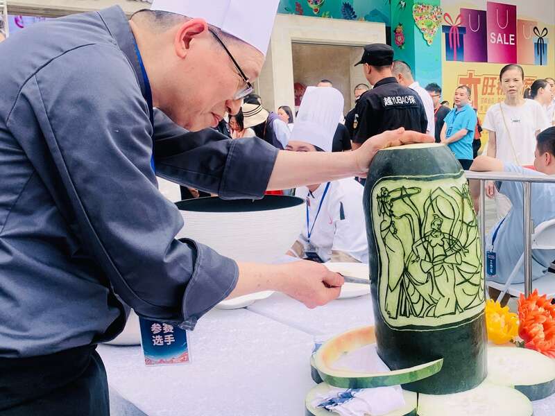 粤菜师傅在冬瓜上雕刻作品.林方妍/摄