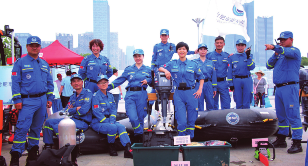苏琴(右五)带领合肥蓝天救援队走进合肥市"安全生产月"咨询日活动"我