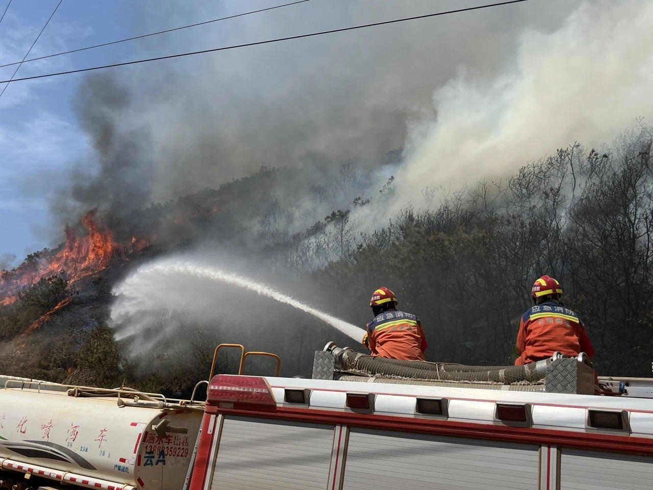 晋宁森林火灾未造成人员伤亡云南消防累计堵截火线26公里成功保护普照