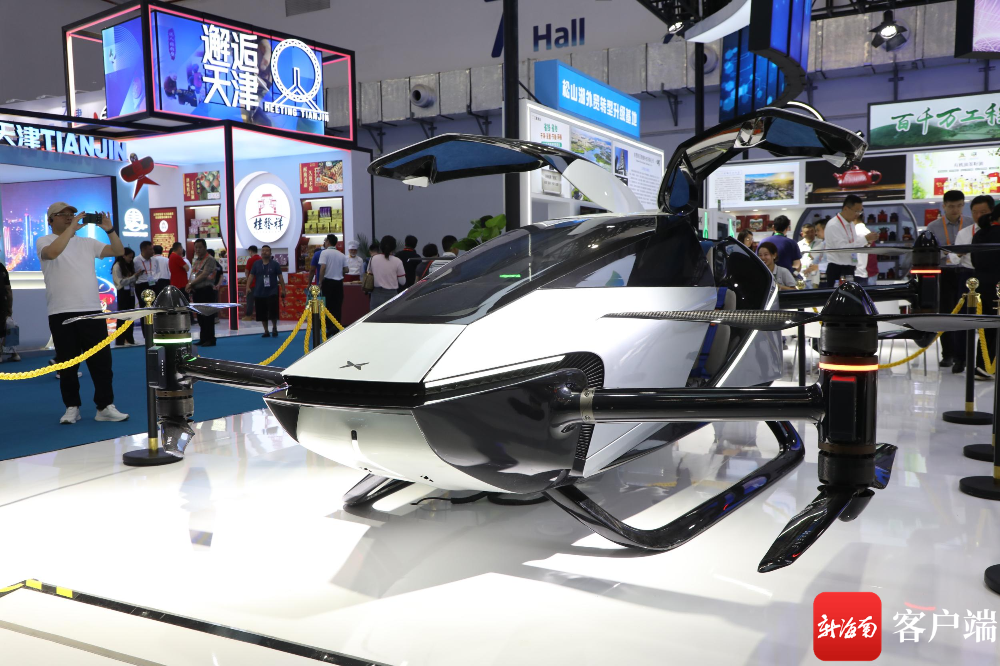 　　在第四届中国国际消费品博览会上展出的“旅航者X2”飞行汽车。记者 郑光平 摄