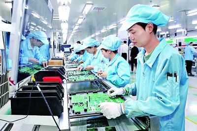     位于浙江温州的麦田能源股份有限公司，工人们在并网逆变器、储能逆变器生产线上赶制订单。资料图片