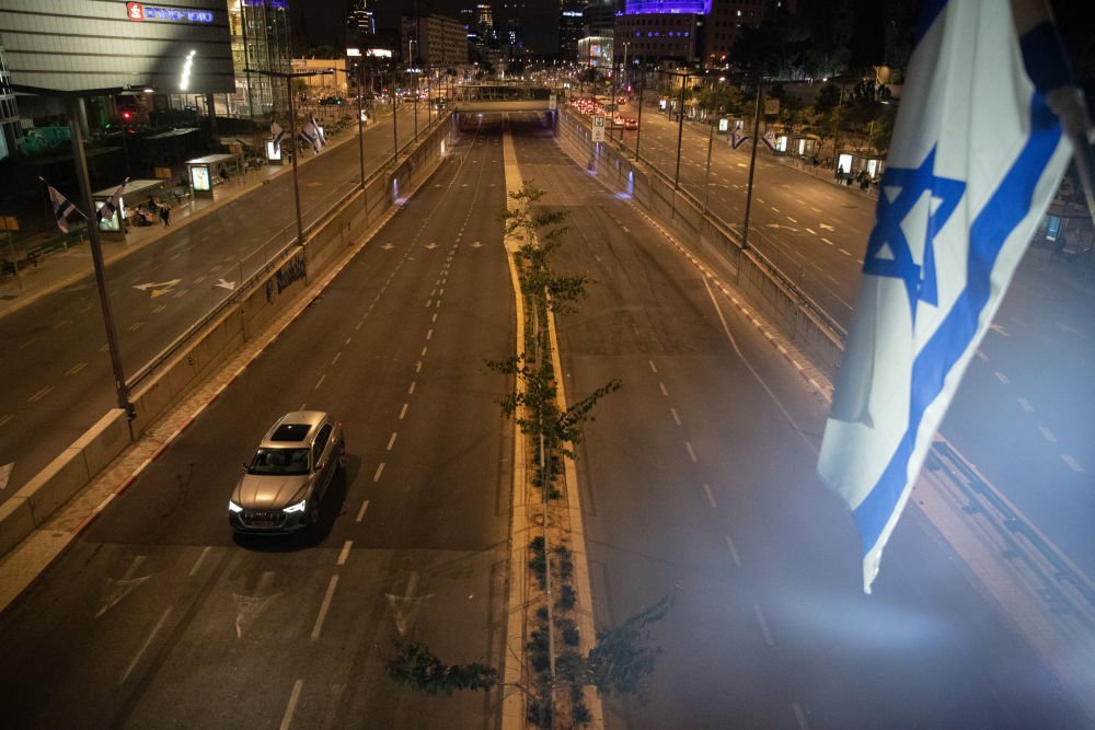 这是4月13日晚拍摄的安全警告生效后的以色列特拉维夫市区。新华社记者 陈君清 摄