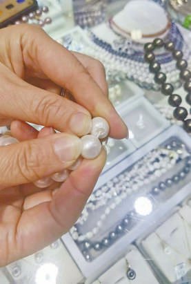 图一:红桥市场老店铺的经营者们见证了珍珠市场的繁荣.