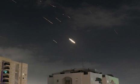 ▲特拉维夫上空，以色列防空系统正在拦截伊朗发射的无人机和导弹