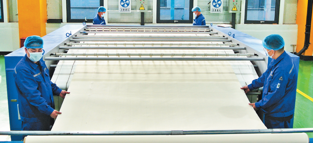 4月12日,在沧州工苑新型膜材料有限公司整理区，工人对产品进行定型处理。河北日报记者 王雅楠 摄