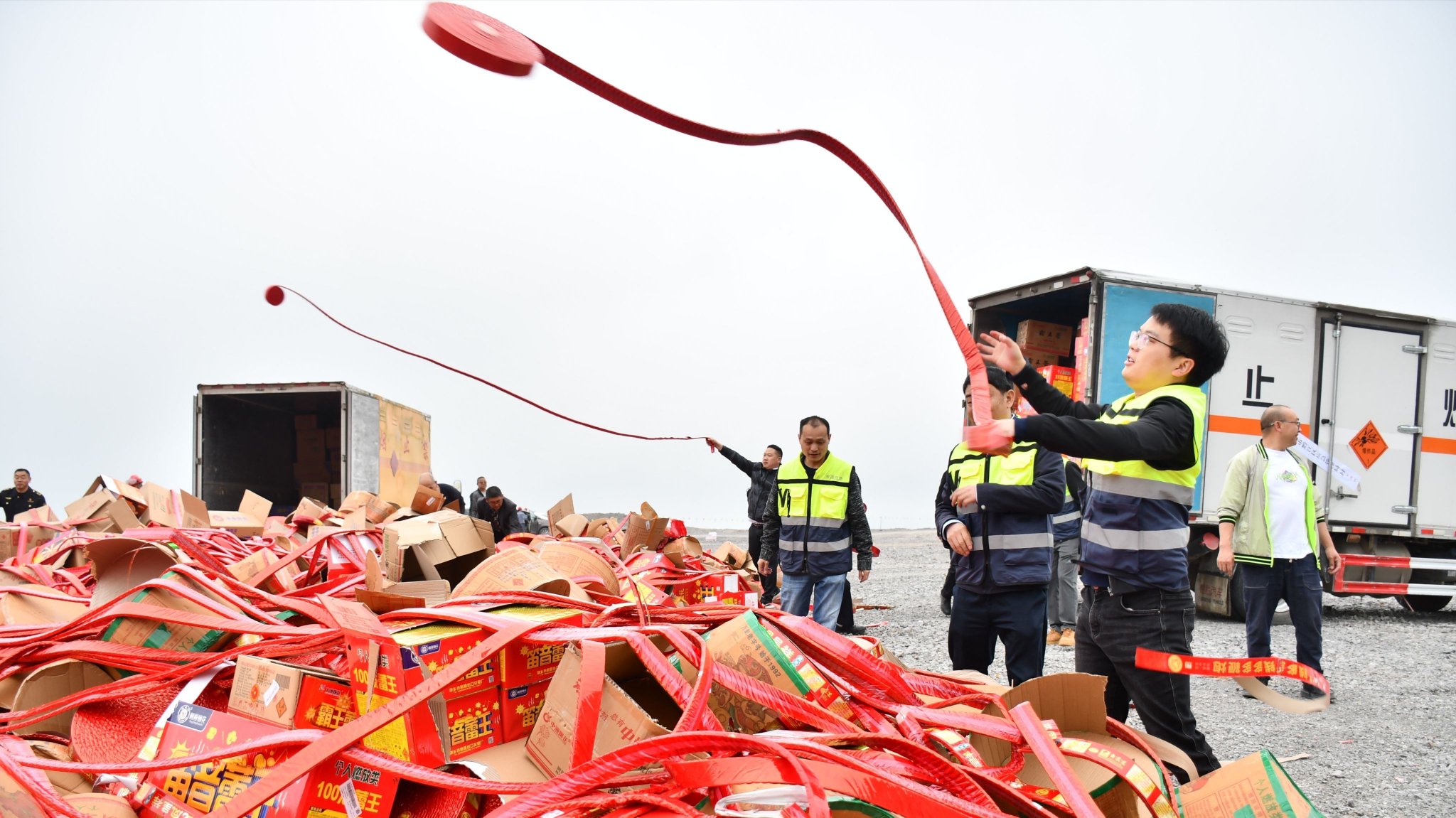 4月12日,重庆黔江区应急管理,公安,消防救援等部门联合行动,依法对