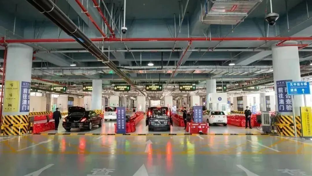 图1为珠海边检总站横琴边检站移民管理警察在口岸出境车道对车辆进行