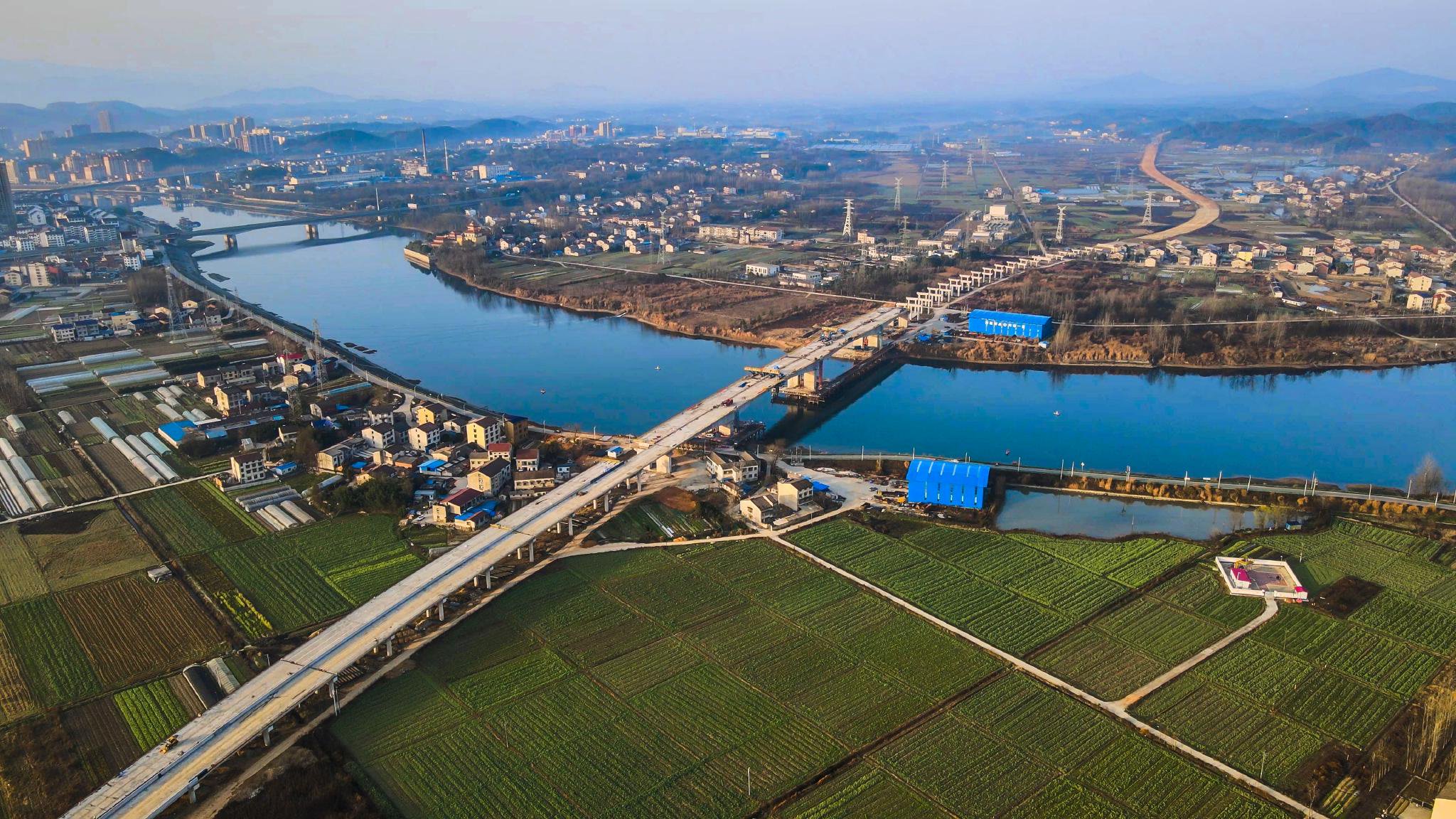 赤壁107国道,襄宜高速两项目关注民生 中交建设者修路架桥 造福当地