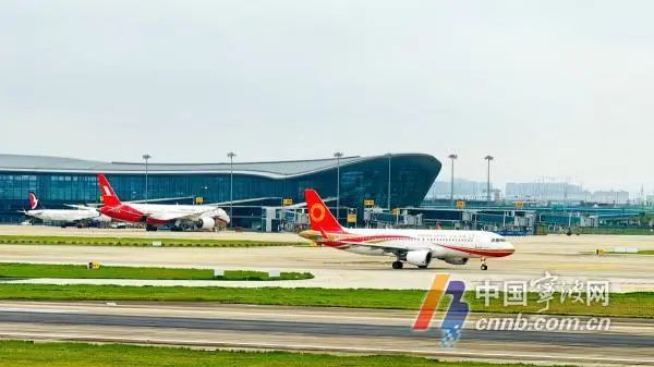 宁波机场正在起降的航班。