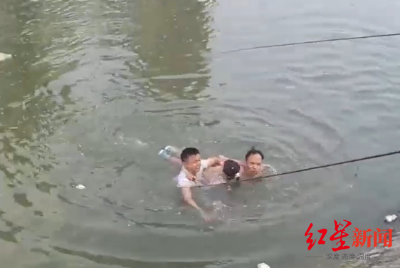 ▲两名男子救起落水女童 视频截图