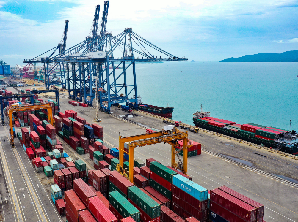 繁忙的惠州港集装箱码头。
