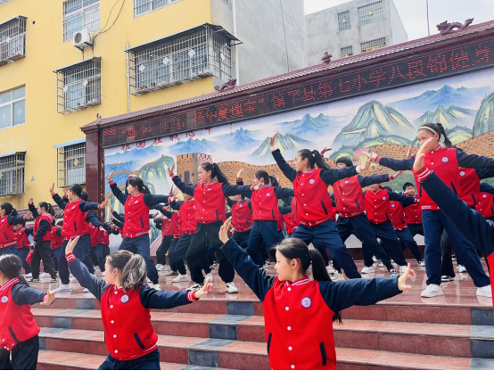 该校校长杨国华向同学们介绍了八段锦的历史及意义,鼓励大家以饱满的