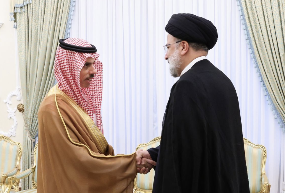 ▲沙特外交大臣费萨尔（左）去年在德黑兰与伊朗总统莱希（右）会面