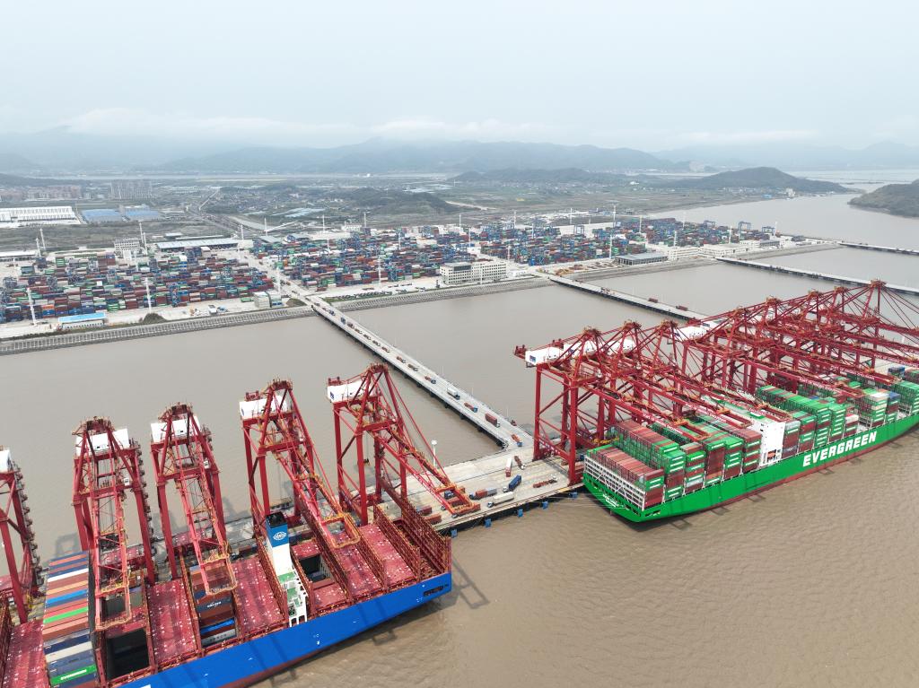 69694月2日,在宁波舟山港梅山港区,货轮靠泊在港口装卸货物(无人