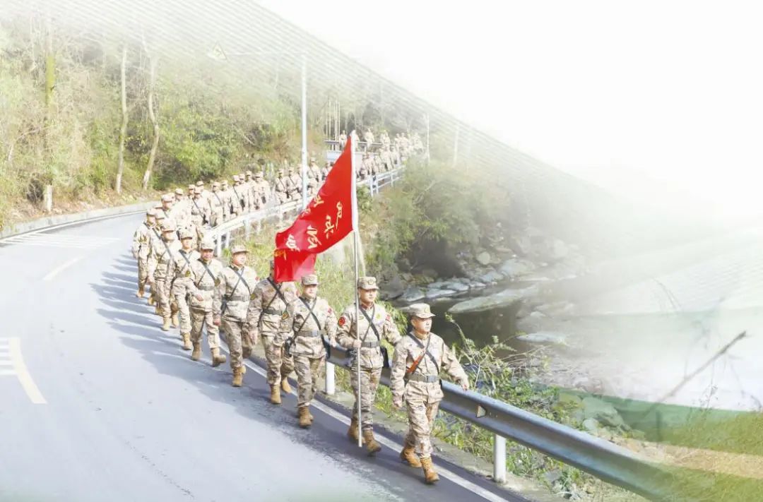 巫溪县人武部组织专武干部和民兵教练员开展徒步行军。李  蓉摄