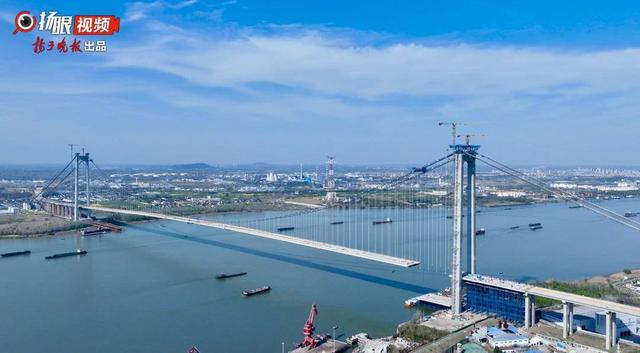 今年以来,阜溧高速公路建湖至兴化段建成通车;龙潭长江大桥主桥合龙