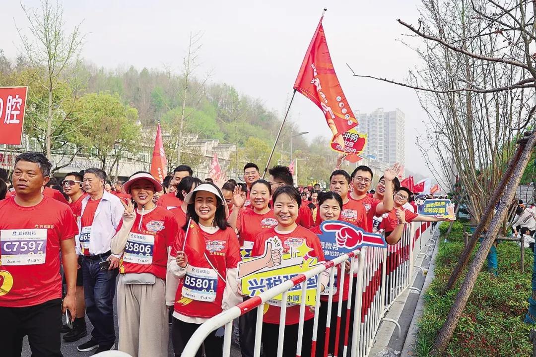 日前，河南省新县举办半程马拉松比赛，国家税务总局新县税务局干部报名参赛，并向群众宣传税费政策。林映慧 摄