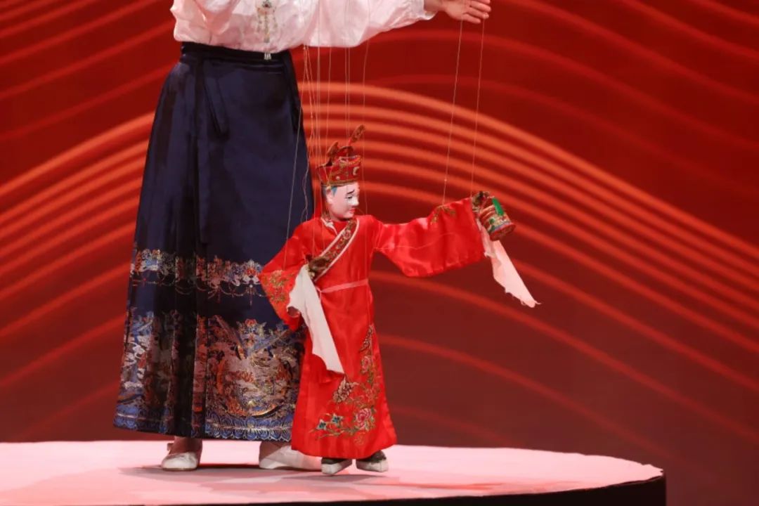 从网约车司机到登上央视,从艺23年,她终成"顶流"__财经头条