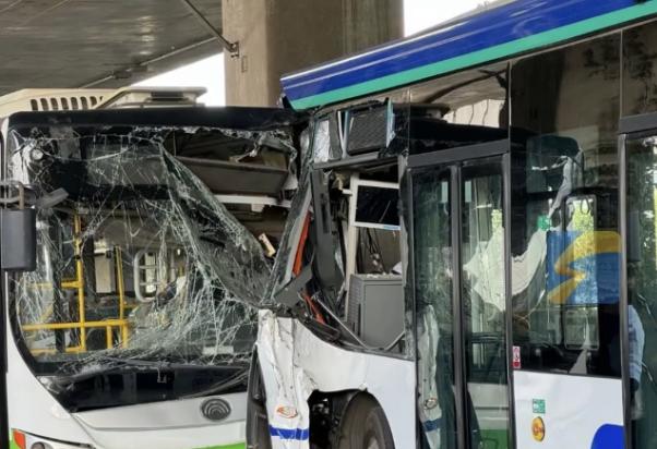 山东济南两辆公交车相撞 事发地所在街道办：乘客受伤情况普遍较轻