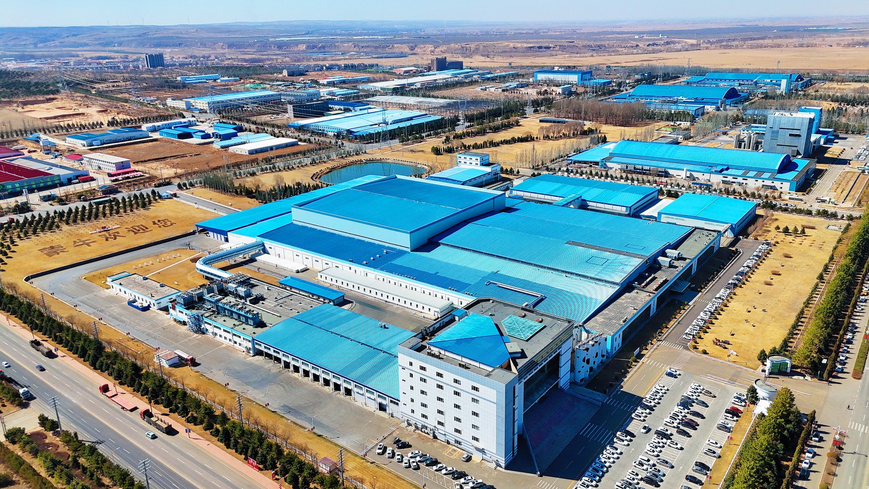 呼和浩特市区向南,和林格尔县,另一大千亿级项目蒙牛中国乳业产业园也