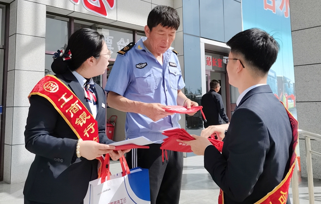 到店"即来即兑"的零钱包服务,采用"标准化 灵活定制"方式,推出300元
