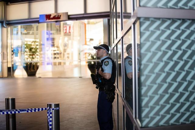 ▲4月13日，在澳大利亚悉尼，警方在发生持刀袭击事件的商场入口值守  据新华社