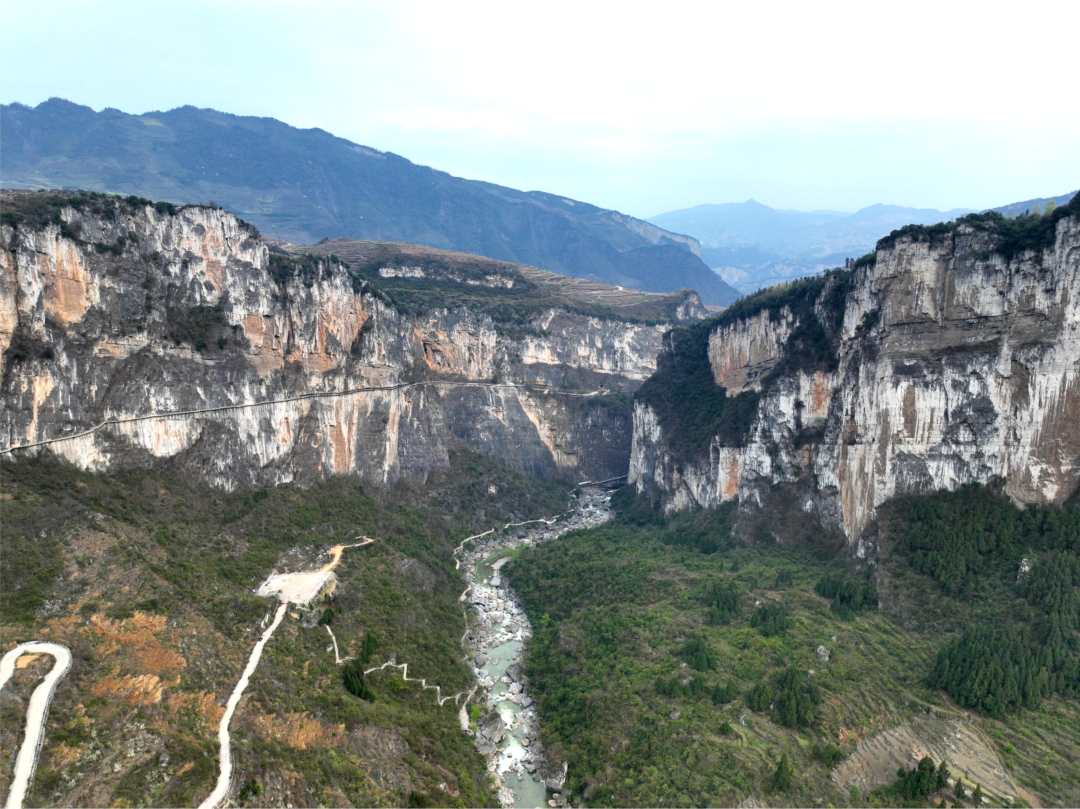云南省昭通市威信县水田镇赤水崖景区,赤水河流过峡谷.李启宏摄