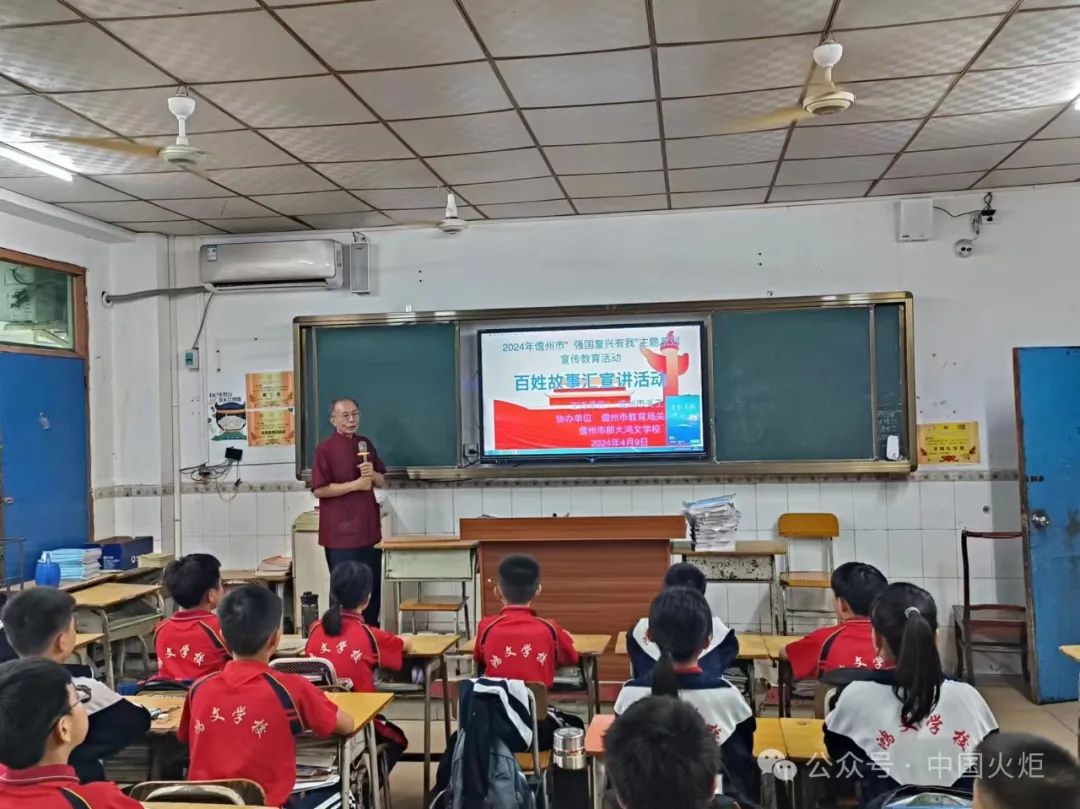 工委常务副主任符策万,副主任黄谟师到龙楼镇航天中学调研关工委工作