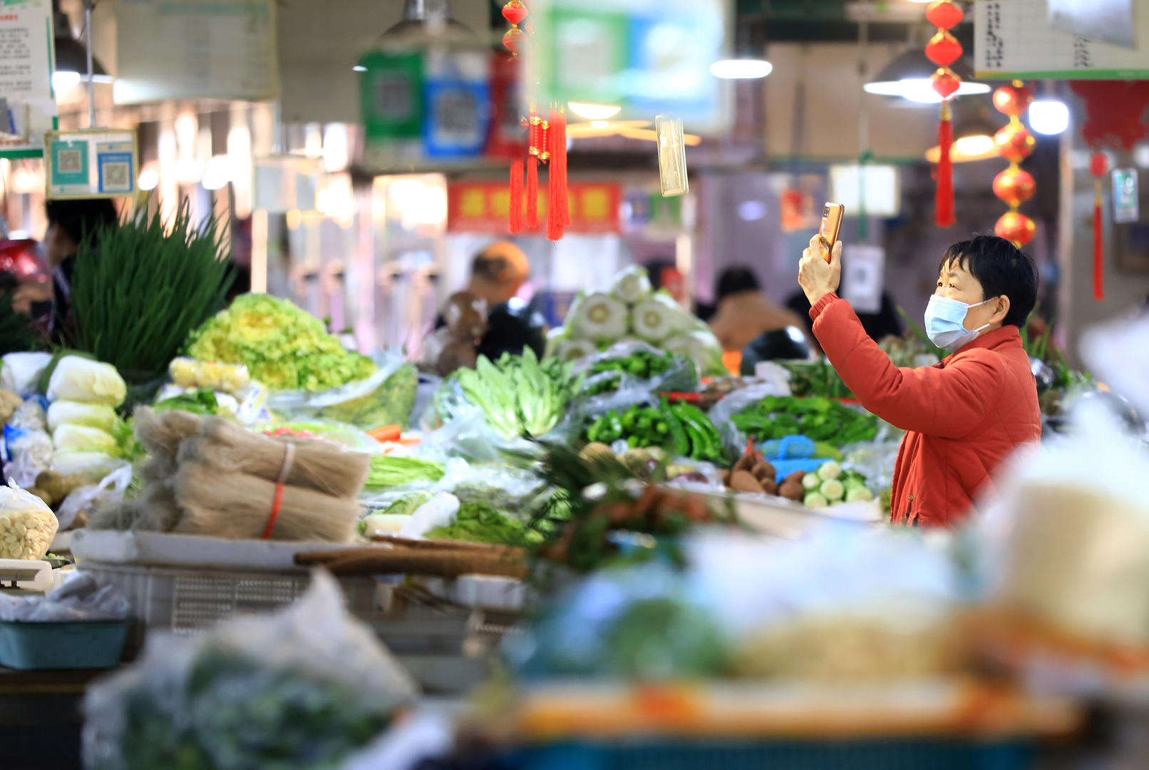▲江苏淮安，市民在农贸市场采购农产品。据视觉中国