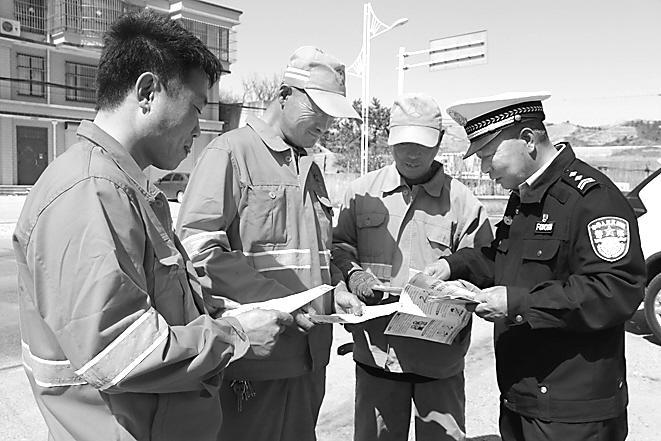 秦皇岛交警:精准宣传 播撒交通安全种_新浪财经_新浪网