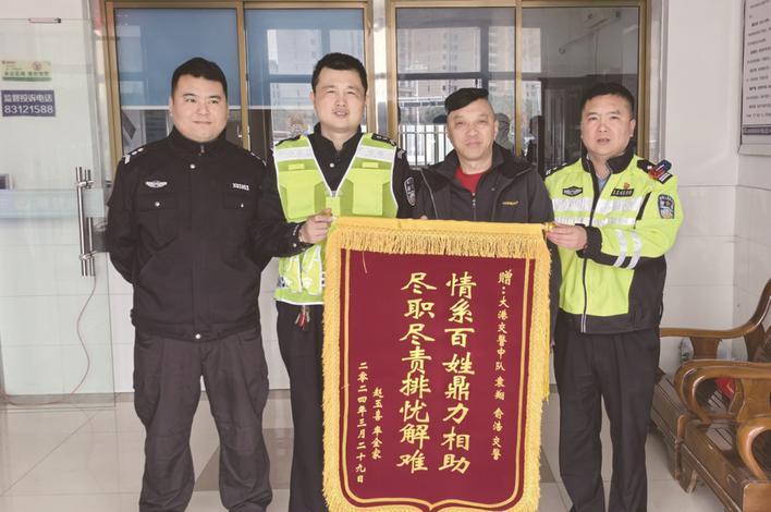 交警"宜"路守护 服务群众暖民心|交警_新浪财经_新浪网