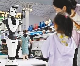 一台AI人形智能服务机器人在与观众互动。新华社发