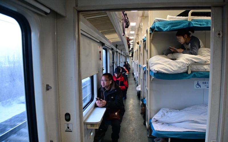 资料图:火车卧铺坐席仍存在"僧多粥少"的问题.