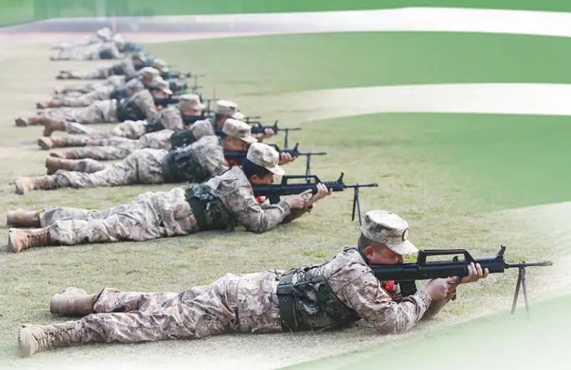 沙坪坝区人武部组织民兵教练员进行实弹射击训练。高效文摄
